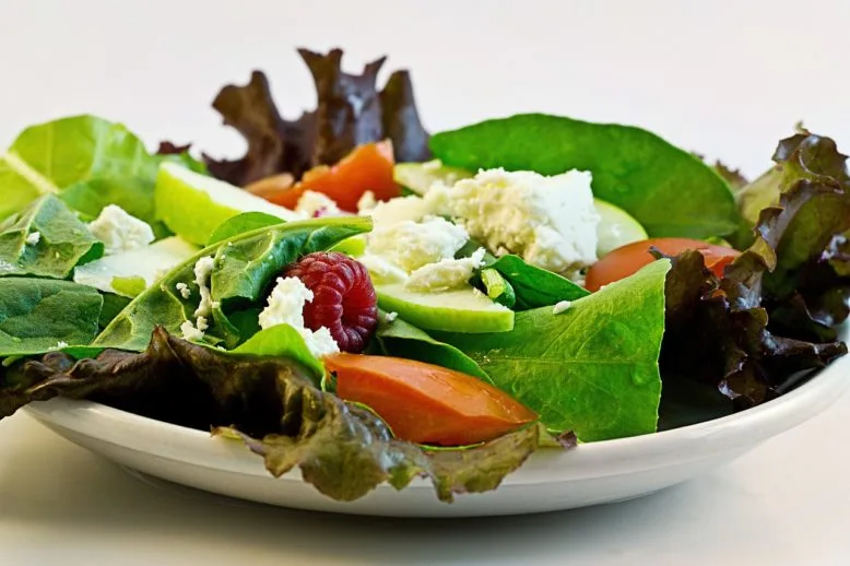 Una buena alimentación incluye verduras y carnes.